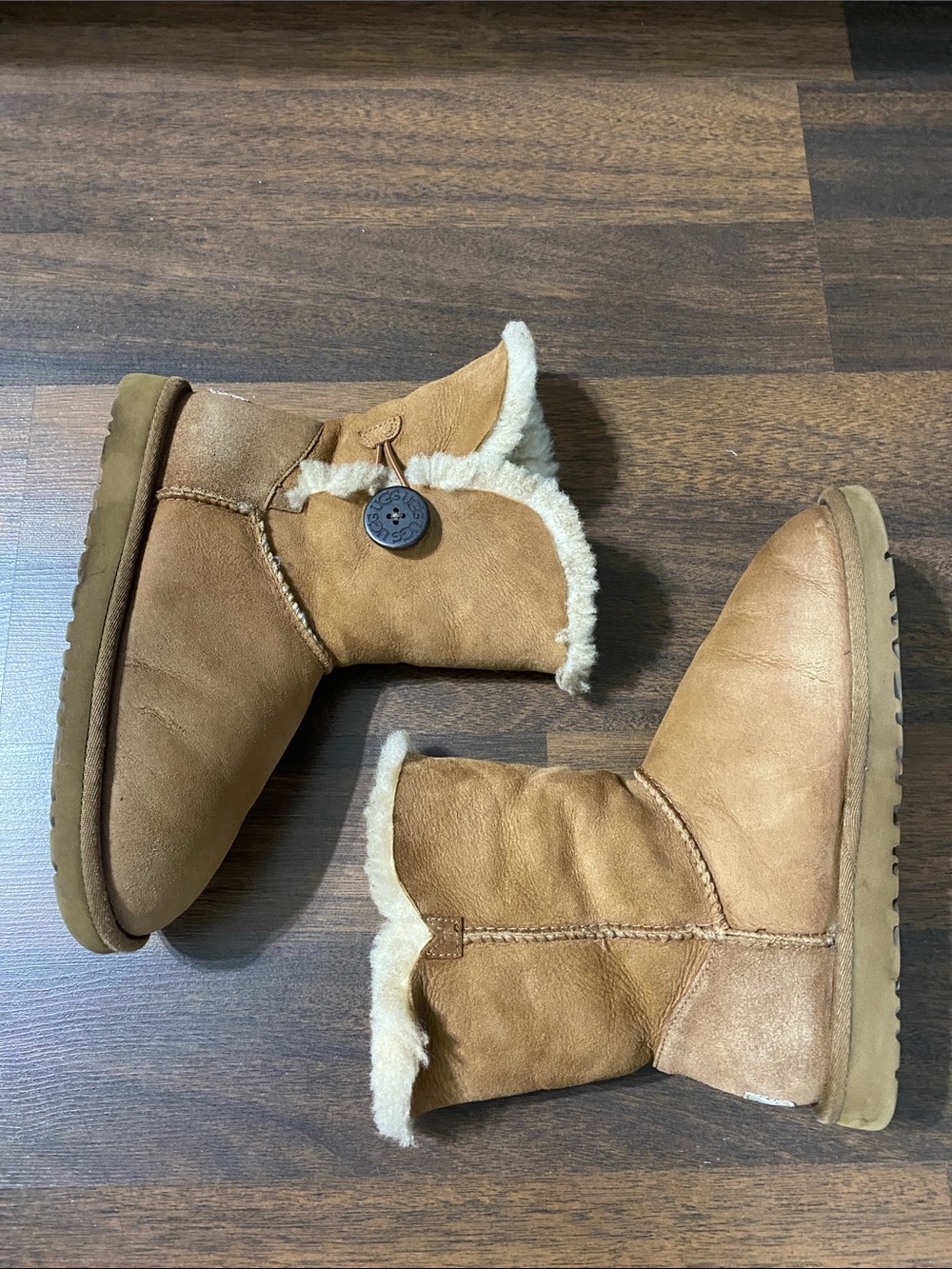 UGG Bailey Button Boot - Chestnut Size 6 - Picture 3 of 15